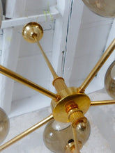 Load image into Gallery viewer, Superbe Lustre ancien Gaetano Sciolari 5 feux Métal doré et Verre fumé 1970