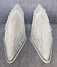 Load image into Gallery viewer, SCHNEIDER modèle 406 Paire verreries 1930 Art Deco Verre Pressé Applique Lustre