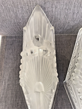Load image into Gallery viewer, SCHNEIDER modèle 406 Paire verreries 1930 Art Deco Verre Pressé Applique Lustre