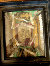 Load image into Gallery viewer, Superbe RARE ancien cadre reliquaire XIXème Saint paperolle cachet cire 2