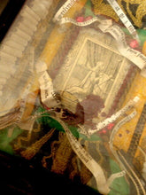Load image into Gallery viewer, Superbe RARE ancien cadre reliquaire XIXème Saint paperolle cachet cire 2