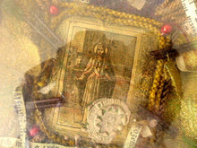 Load image into Gallery viewer, Superbe RARE ancien cadre reliquaire XIXème Saint paperolle cachet cire 1
