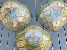 Load image into Gallery viewer, Superbe lot 3x anciennes appliques Nacre Décor Fleurs 1980 Multicolores
