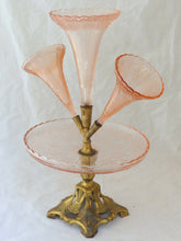 Load image into Gallery viewer, Late 19th ART NOUVEAU Centerpiece Tulip holder Pink Glass Gilded metal 3 Cornets
